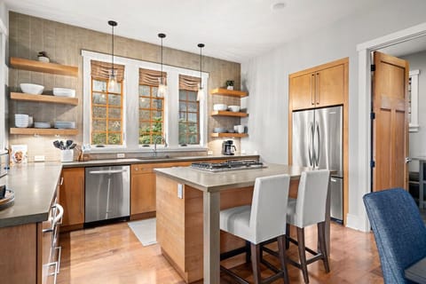 Fully Equipped Kitchen w/ Bar Seating for 2