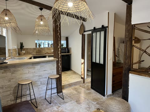 Charming cafoutchi at the foot of Montagnette Apartment in Avignon