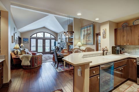 Flooring, Floor, Hardwood, Indoors, Living Room