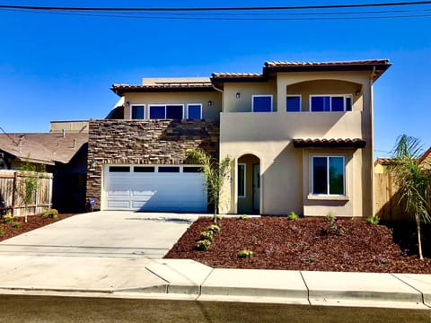 Front view of property.