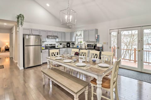 Dining Area | Main Floor | Dishware & Flatware Provided