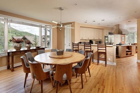 Dining Room (fits 10 people)