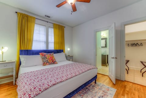 The main bedroom features King Bed, 
en-suite and large walk in closet. 