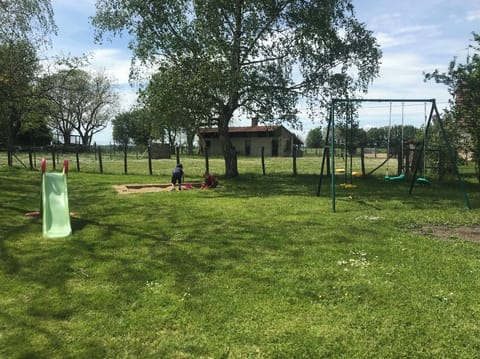 Gîte des Roses, country house with brazier, large garden and games room House in Jura