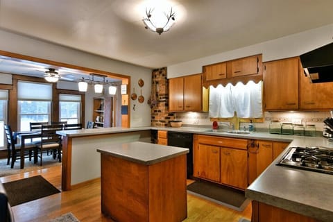 Nice center island for Snacks or work space