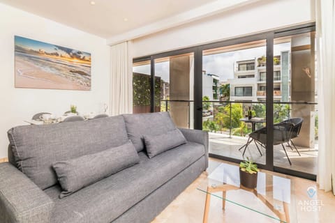Direct access to the private balcony