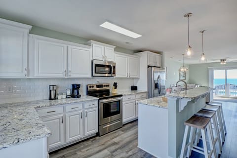 kitchen with seating for 4 at kitchen counter