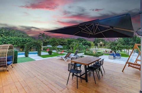 Terrace with a panoramic view of the garden.