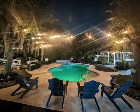 Spacious WPB lakefront yard for families & groups