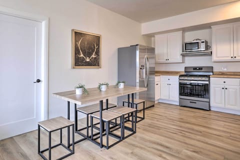 Dining Area | Dishware & Flatware Provided