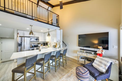 Living Room | Free WiFi | Smart TV w/ Cable | Full Futon