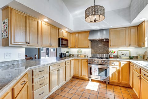 Kitchen | Private Hot Tub | Fruit & Wine Byway | 7 Mi to Palisade Plunge