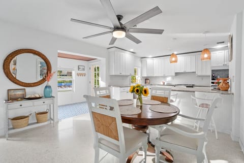 Breakfast Table/Dining 