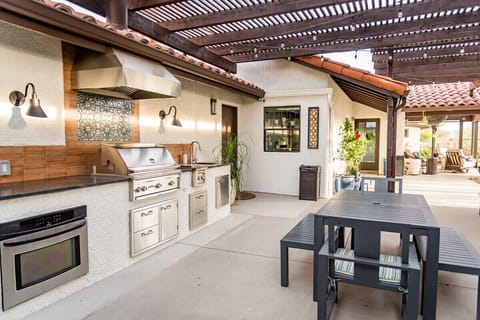 Grill not available for guest use, sorry! You  can use the oven.