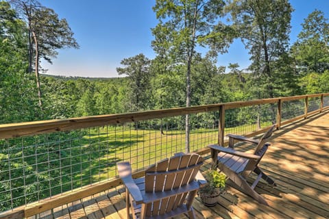 This new & expansive deck offers breathtaking, year-round mountain views. 