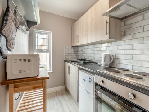 Kitchen | Bluebell Apartment - Fresh as a Daisy Apartments, Bridlington