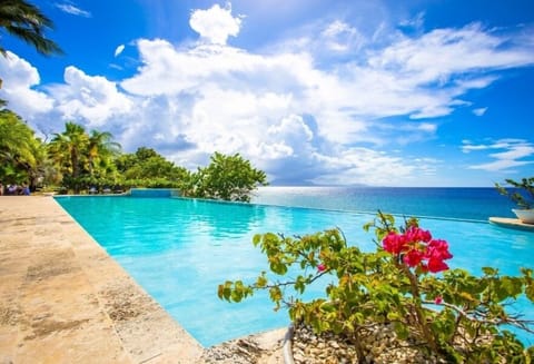 Large Oceanfront Infiniti Pool