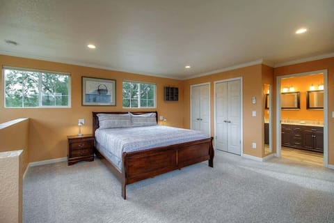 Curl up with a book and melt into the King size bed with a Tempuredic mattress and modern linens.