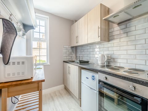 Kitchen | Buttercup Apartment - Fresh as a Daisy Apartments, Bridlington