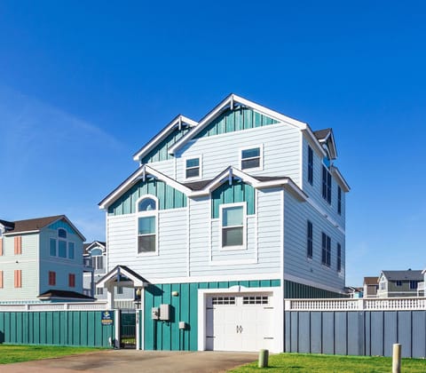 Welcome to Vizsla Surf Club, a Beautiful OBX Retreat in Corolla