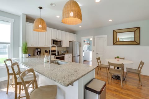 Dining Area | Dishes & Flatware Provided | Breakfast Bar