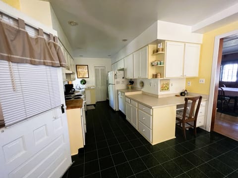 Full kitchen. - Full kitchen.