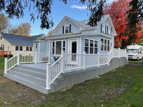 Nice deck for river watching.