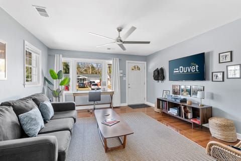 Park Circle Oasis | HotTub & Record Player