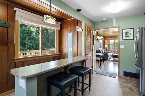 Additional seating for 2 in the kitchen.