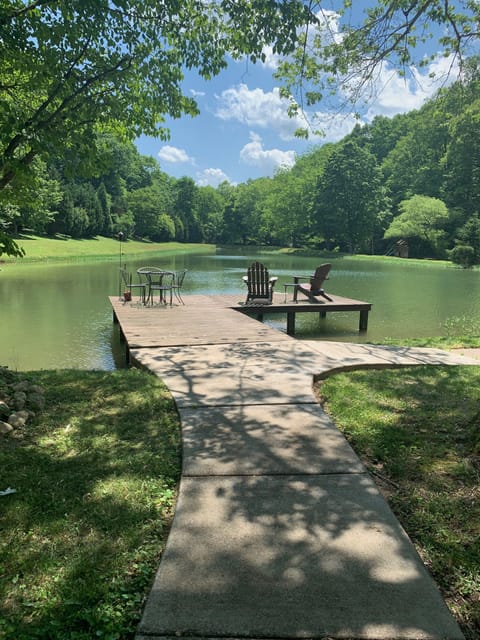 Beautiful cabin style casita on five acres with private lake and creek Cabin in Nashville