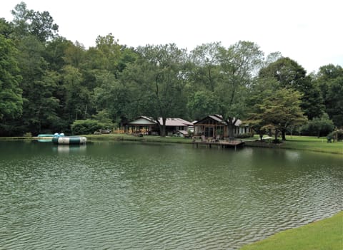 Beautiful cabin style casita on five acres with private lake and creek Cabin in Nashville