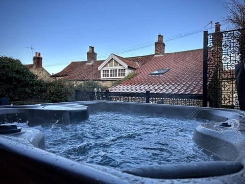 Snowdrop Cottage Hot Tub