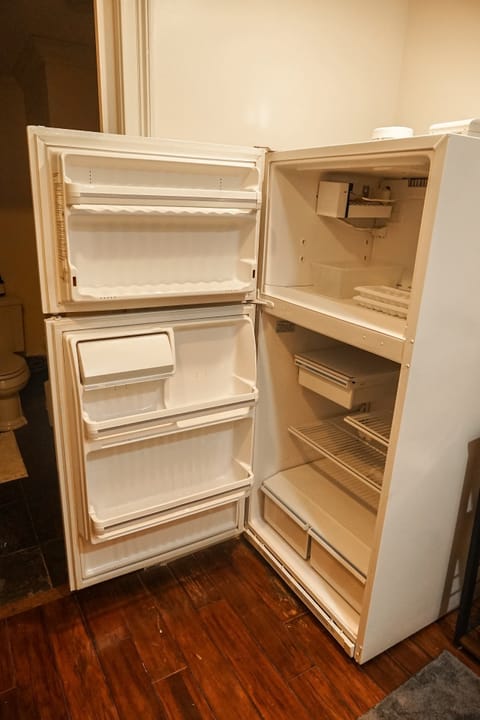 full-size fridge & freezer with ice trays
