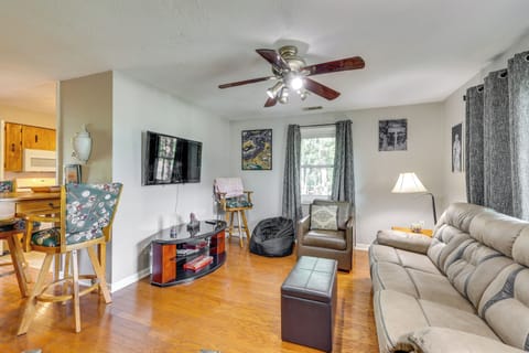 Eureka Springs Vacation Rental | 2BR | 1BA | 875 Sq Ft | Stairs Required