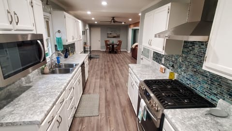 Kitchen: pots/pans/plates/utensils provided.