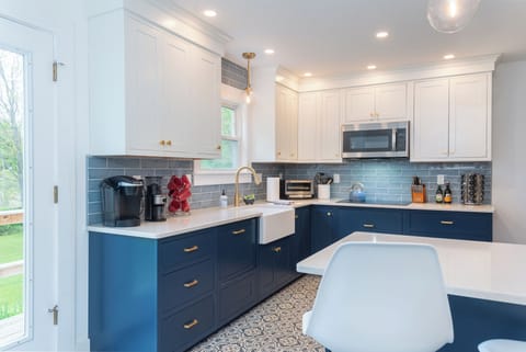 ☕ Stylish kitchen with quartz counters, navy cabinets & full coffee setup! ☕
