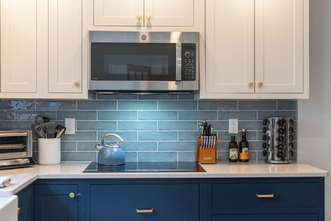 🍳 Sleek cook station with induction stove, microwave & full spice rack! 🌿✨