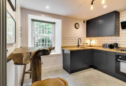 Fitted new in 2022 this kitchen space has all the mod cons available for preparing snacks to large meals for all.
Featuring a hand carved "Teak" breakfasting table and stools ,preparing food and drinks in this beautiful space will be so much fun.