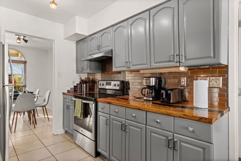Cook with ease in this spacious and beautifully designed kitchen. 🌿🍳