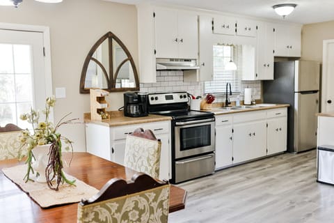 Nice well stocked kitchen