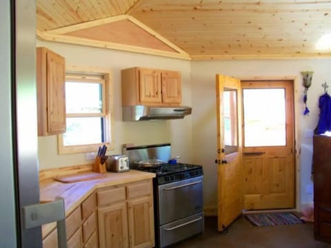 Fully Stocked Kitchen with Full Range & Oven