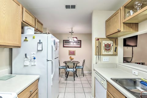 Kitchen | Paper Towels/Trash Bags Provided