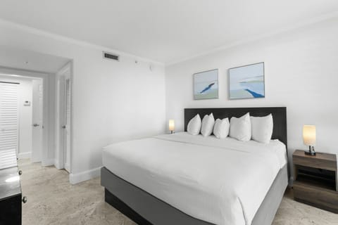 Unwind in crisp linens on a plush king bed.