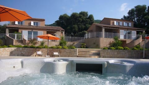 Outdoor spa tub