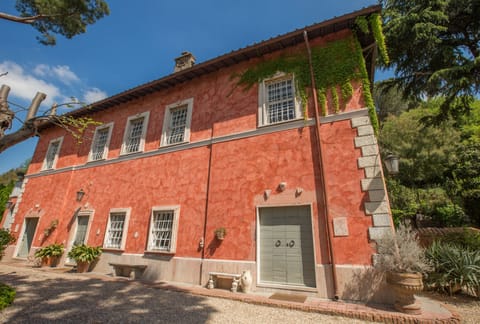 The facade of Villa il Cardinale seen from the downstairs garden by the gate