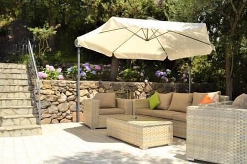 terrazzo esterno arredato