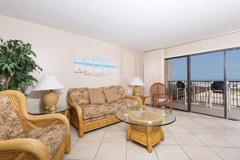 Old-school charm, beachfront views, and excellent amenities: our South Padre Island condo rental is just what you need to start your vacation off on the right flip flop.