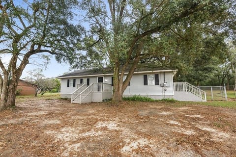 Welcome to Spacious Country Home on Meadow!
