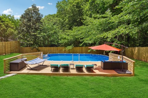 Pool ONLY OPEN last weekend of Apr -> end of Sep, HotTub open ALL YEAR ROUND