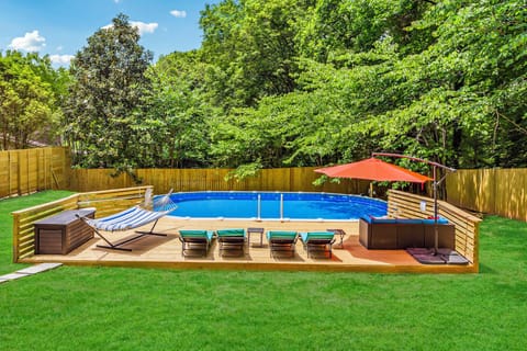 Pool ONLY OPEN last weekend of Apr -> end of Sep, HotTub open ALL YEAR ROUND
